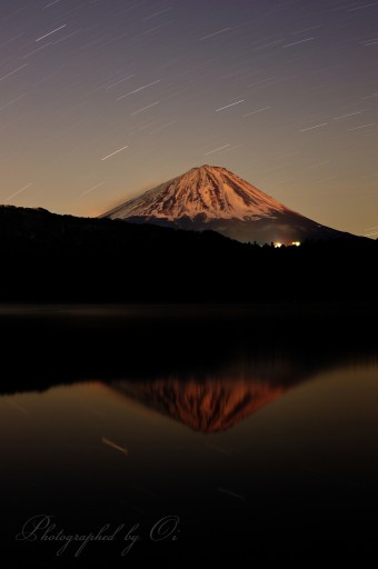 西湖の月光紅富士の写真