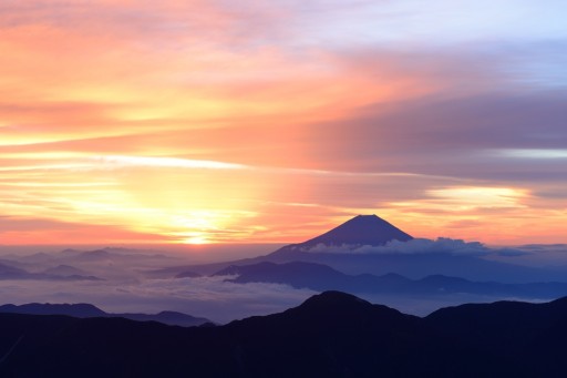 赤石岳からの朝焼けと富士山の写真