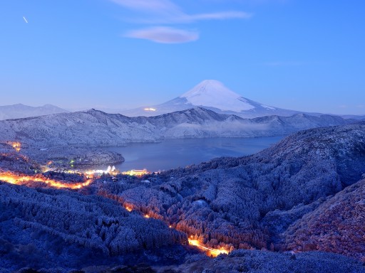 箱根大観山より望む雪景色と富士山の写真
