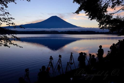 田貫湖のダイヤモンド富士とカメラマンの写真