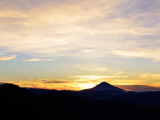 南アルプス深南部からの御来光と富士山の写真
