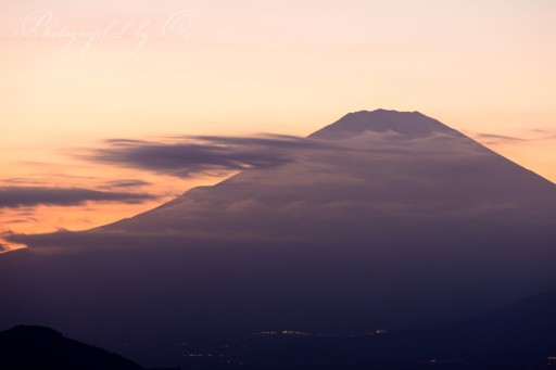 松田山から夕焼けの富士山と雲の写真