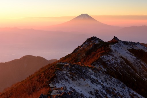 鳳凰三山と富士山の夜明けの写真