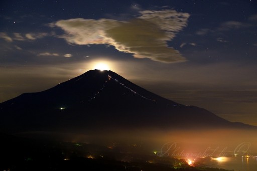明神山からのパール富士と吊るし雲の写真