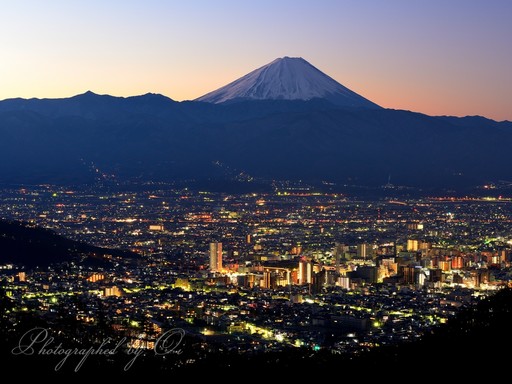 千代田湖白山から望む甲府の夜景と富士山の夜明けの写真