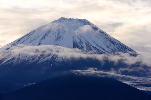 精進湖から望む富士山と雲の写真