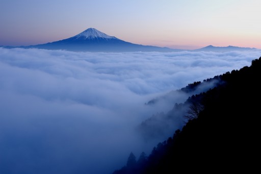 清水吉原から望む富士山と雲海の写真