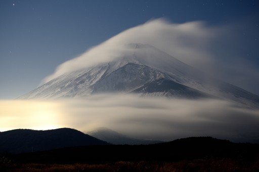 十里木高原・忠ちゃん牧場から望む富士山の夜景の写真
