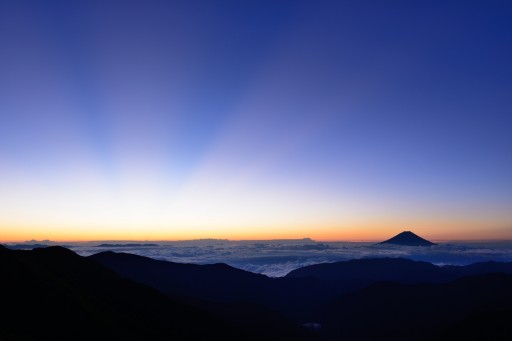 北岳の夜明け（反薄明光線）の写真