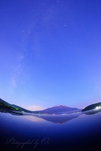 山中湖から天の川と富士山の写真