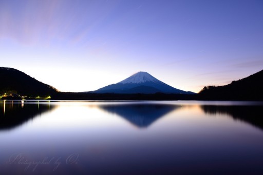 精進湖の夜明けの逆さ富士の写真
