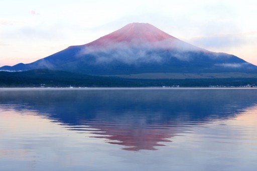 山中湖より望む赤富士と逆さ富士の写真