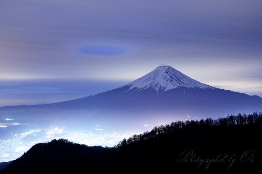 三つ峠からの夜景と富士山の写真