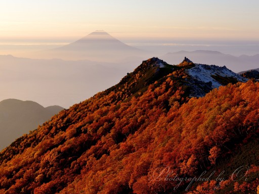 観音岳の紅葉と富士山の写真