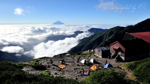 北岳山荘から望む雲海と富士山の写真