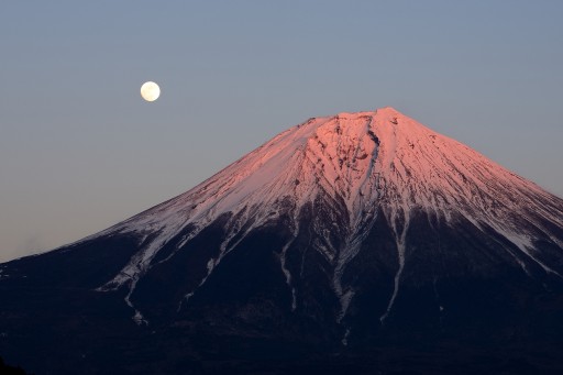 田貫湖から望む紅富士と月の写真