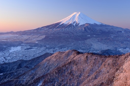 三つ峠のモルゲンロートと富士山の写真