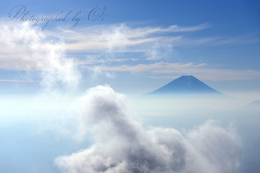 櫛形山の雲海と富士山の写真