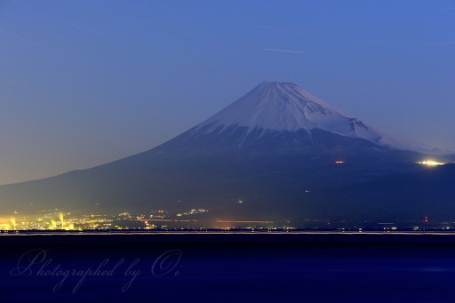 井田御浜からの夜景と富士山の写真