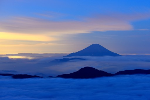 赤石岳から夕暮れの富士山の写真