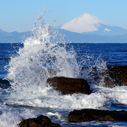 三浦半島より望む海と富士山の写真