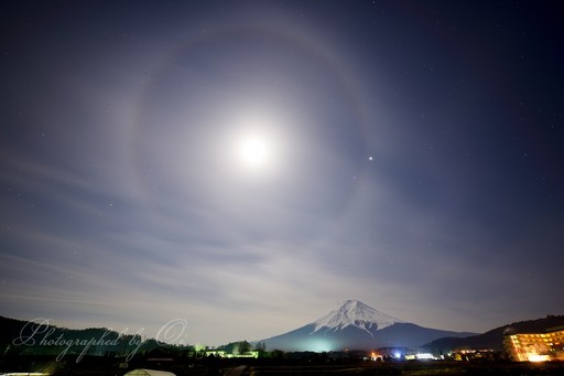 月暈と富士山と夜景の写真