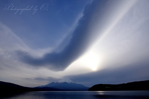 山中湖から望む吊るし雲と夕日の写真
