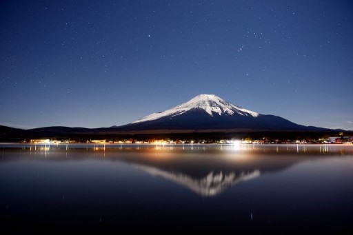 山中湖の夜景と星空と富士山の写真