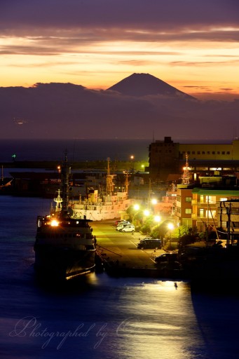 城ヶ島大橋からの夜景と富士山の写真