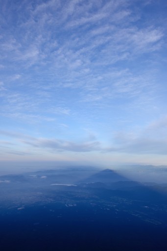富士山山頂剣ヶ峰から望む影富士の写真
