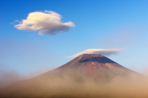 山中湖村・花の都公園から望む富士山と吊るし雲の写真