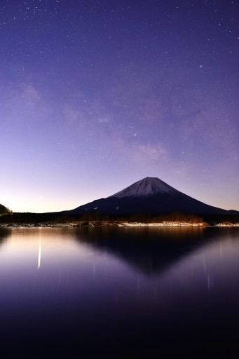精進湖より望む冬の天の川と富士山の写真