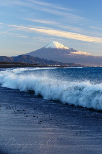 三保海岸の波と富士山の写真