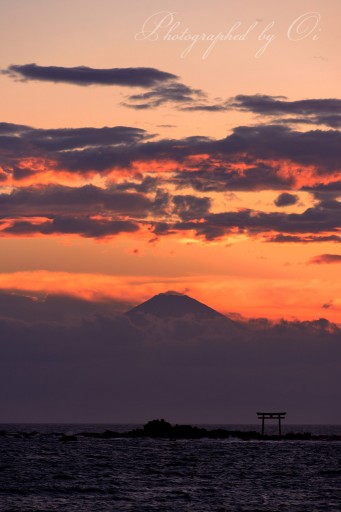 真名瀬海岸の夕焼けと富士山の写真
