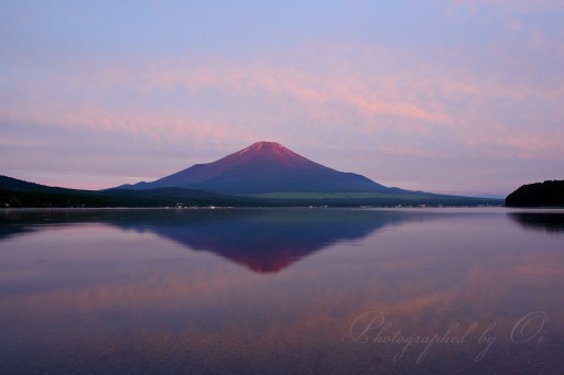 山中湖の赤富士と逆さ富士の写真