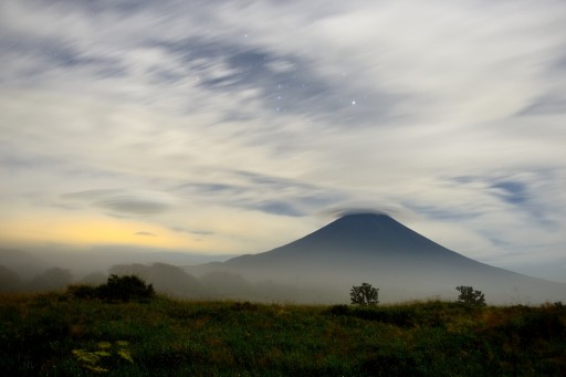 朝霧高原の夜景と富士山の写真