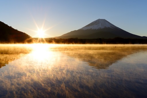 精進湖の気嵐と富士山の写真