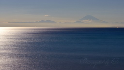 三戸海岸からの遠望の富士山の写真