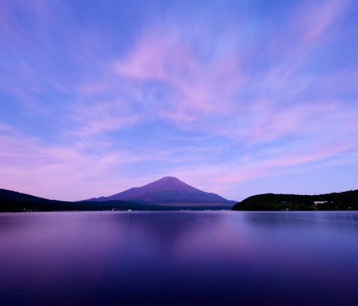 山中湖から望む富士山と朝焼けの写真