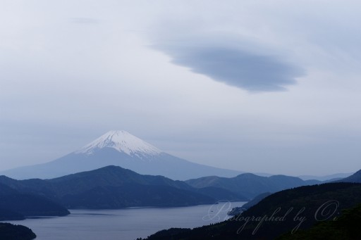 大観山の吊るし雲と富士山の写真
