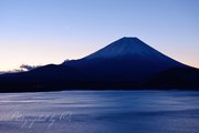 三日月と本栖湖の富士山の写真 「三日月の夜明け」