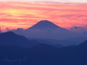 バラ谷の頭から富士山の写真 「彼方炎上」