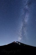 滝沢林道の天の川と富士山の写真 「降り注ぐ」