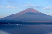 山中湖の赤富士の写真 「くすむ赤」