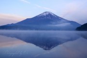 山中湖の逆さ富士（黒富士）の写真 「黒富士煙る」