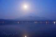 山中湖長池の写真 「朧に光る」