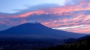 高座山から夕焼けと富士山の写真 「低空這炎」