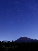 天照教林道から北天の日周運動と富士山の写真 「北天を想い」