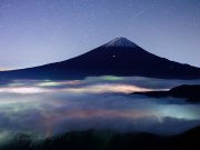富士山とオリオン座流星群の写真 「富士をめがけて」