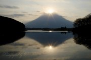 田貫湖のダブルダイヤモンド富士の写真 「シルエットダイヤ」